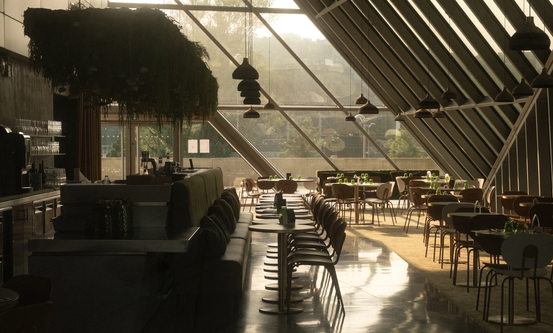 Interior contemporáneo de restaurante